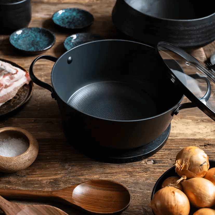 Satake Gjutjärnskastrull med Honeycomb keramisk beläggning och glaslock 24 cm