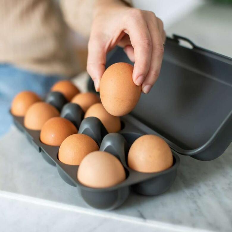 Koziol Eggs To Go Äggkartong för 10 ägg Mörkgrå