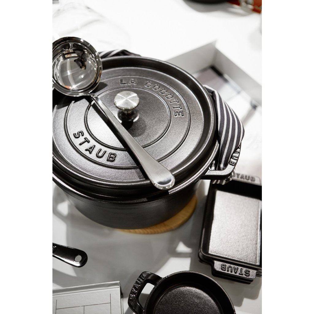 Staub Gryta COCOTTE 28 cm, med ångare, basilika, gjutjärn