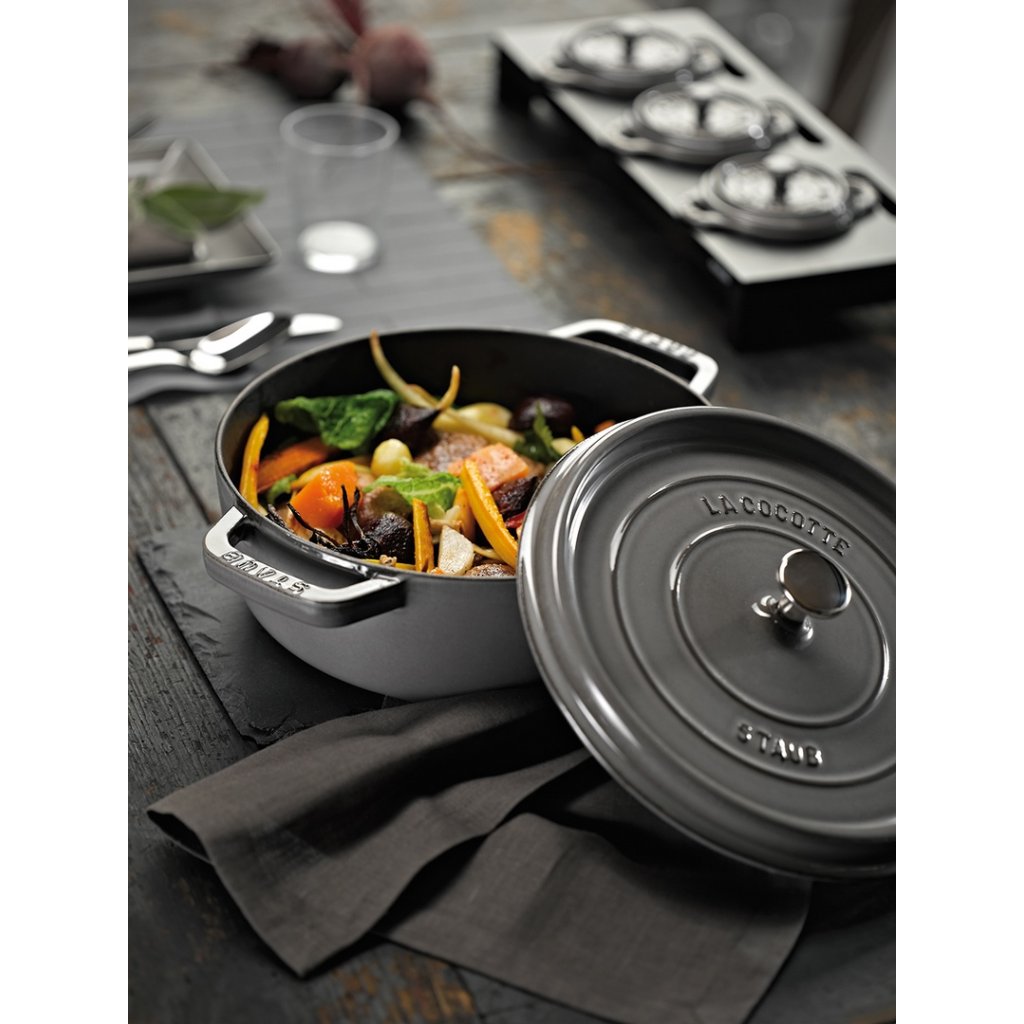 Staub Gryta COCOTTE 28 cm, med ångare, basilika, gjutjärn
