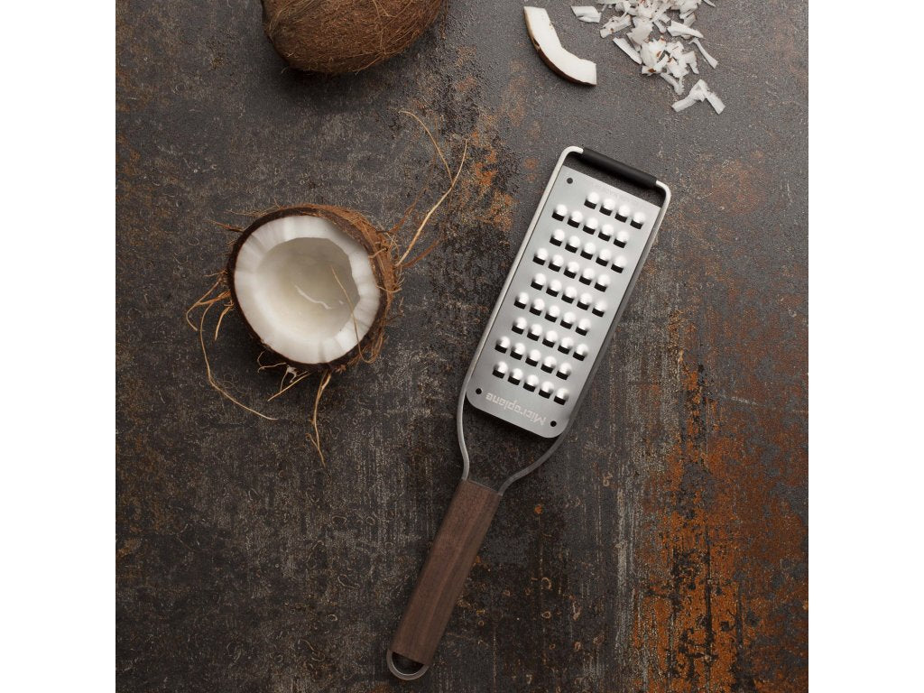 Microplane Grovt rivjärn MASTER, handtag i valnöt