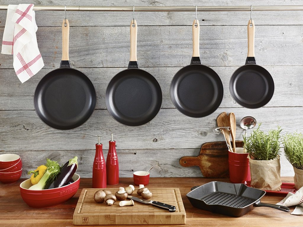 Staub Crepe-panna 28 cm, med crepevändare och spridare, trähandtag, gjutjärn