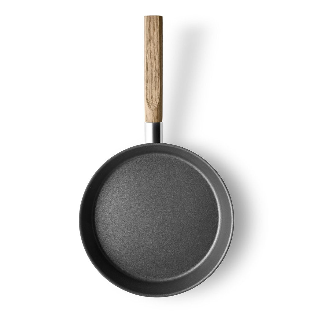 Eva Solo Non-stick stekpanna NORDIC KITCHEN 24 cm, med trähandtag, rostfritt stål