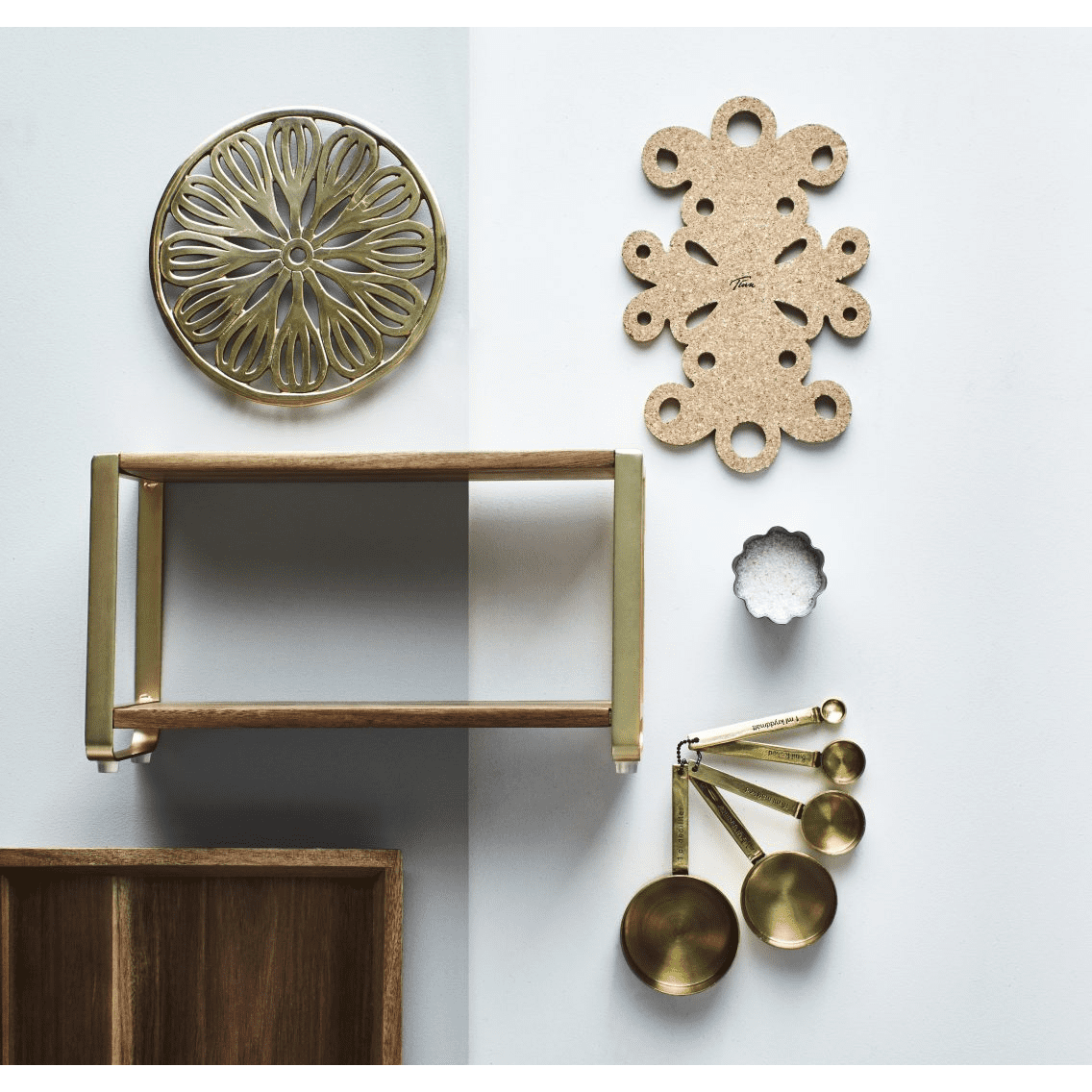 Tina Grytunderlägg i Mässing Vispa