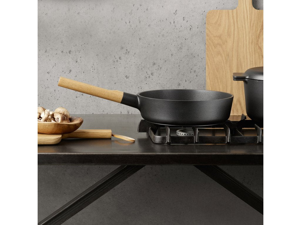 Eva Solo Sautépanna NORDIC KITCHEN 24 cm, med trähandtag
