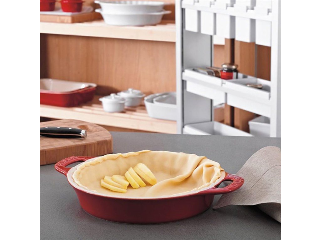 Staub Pajform 28 cm, röd, keramik