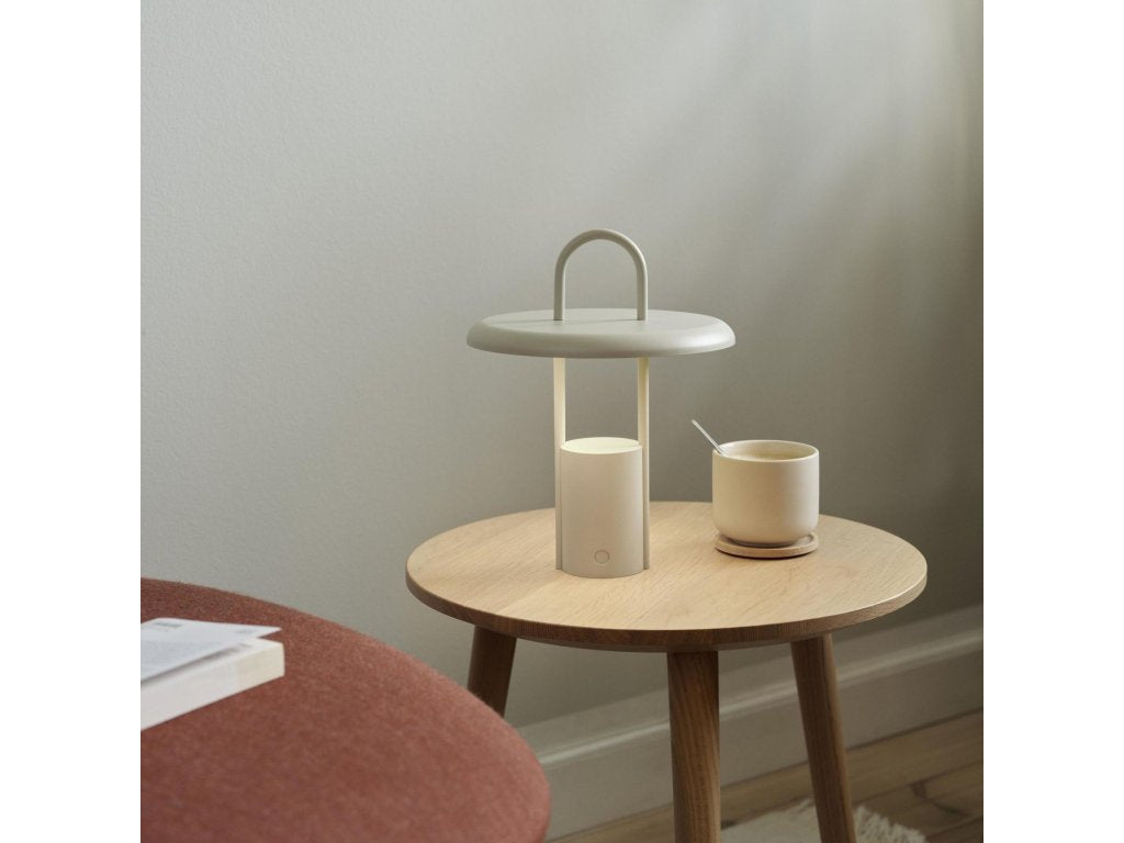 Stelton Bärbar bordslampa PIER 33 cm, LED, sand