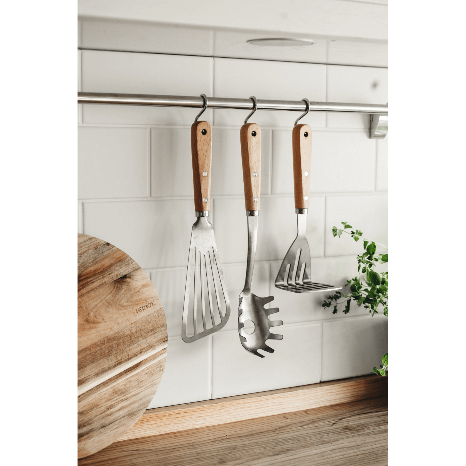 Heirol Rostfri Stekspade Med Hål 30 cm