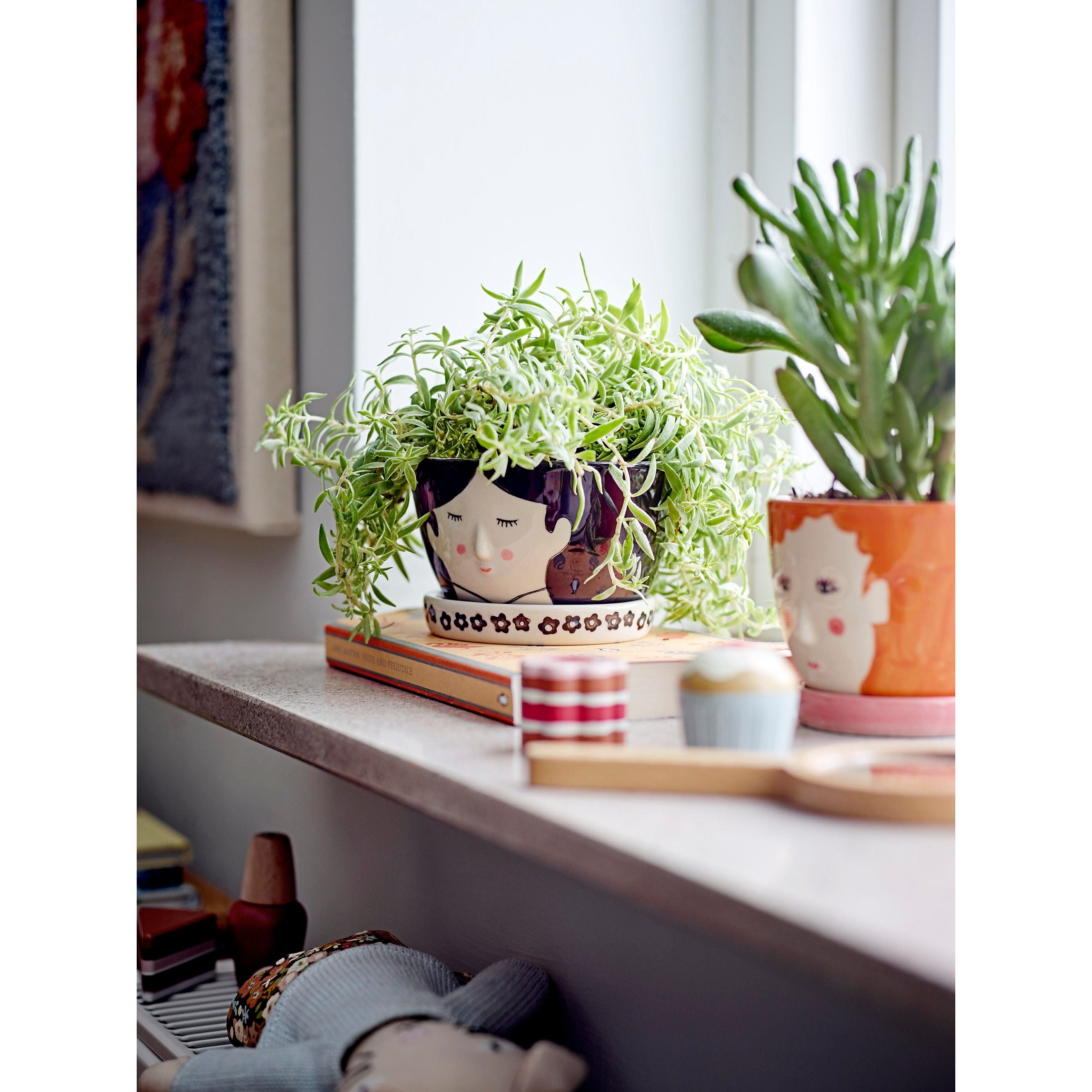 Bloomingville Mini Carolin Blomkruka med fat, Svart, Stengods