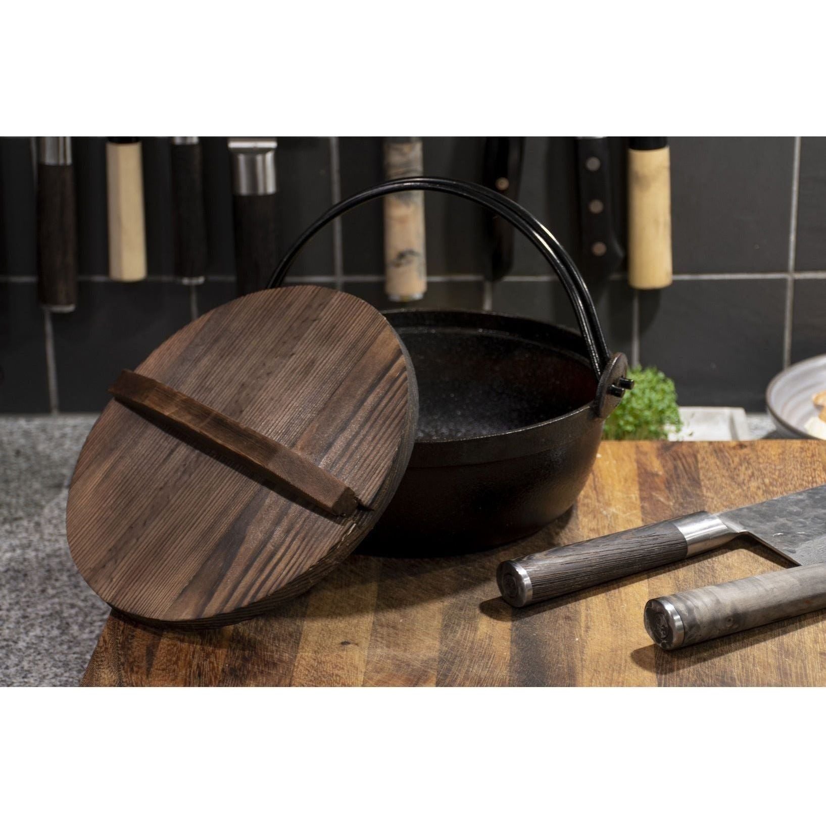 Satake Gjutjärnsgryta Med Ugnssäkert Lock & Trälock Ø 21 cm 1,8 L