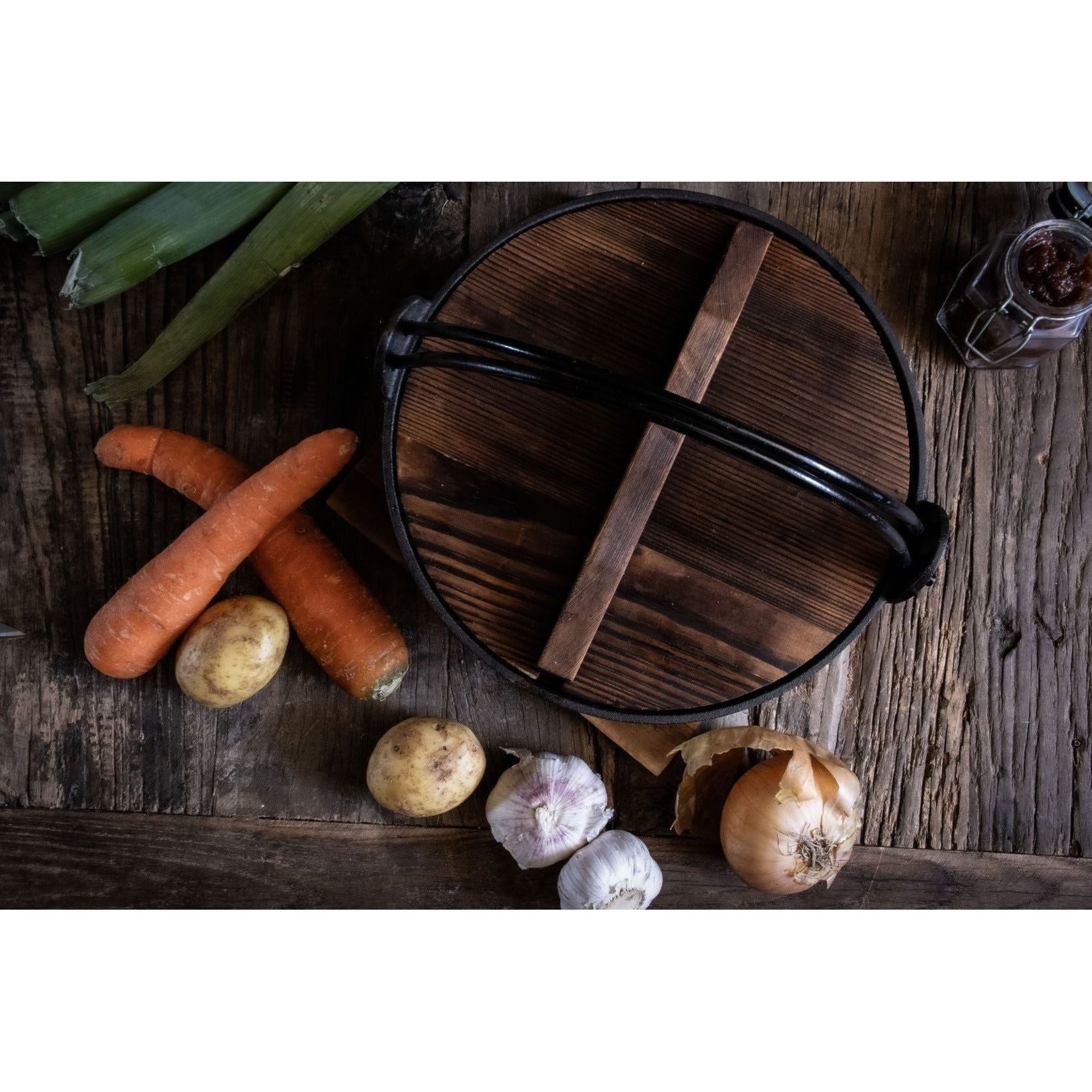 Satake Gjutjärnsgryta Med Ugnssäkert Lock & Trälock Ø 21 cm 1,8 L