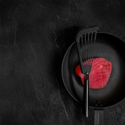 Satake Black, Stekspade med silikonkant