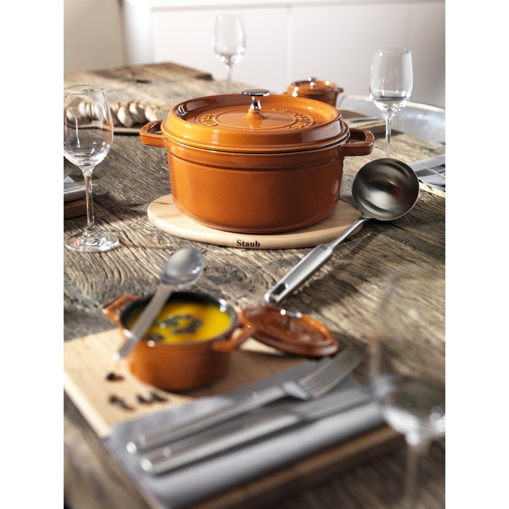 Staub Gryta COCOTTE 28 cm, med ångare, basilika, gjutjärn