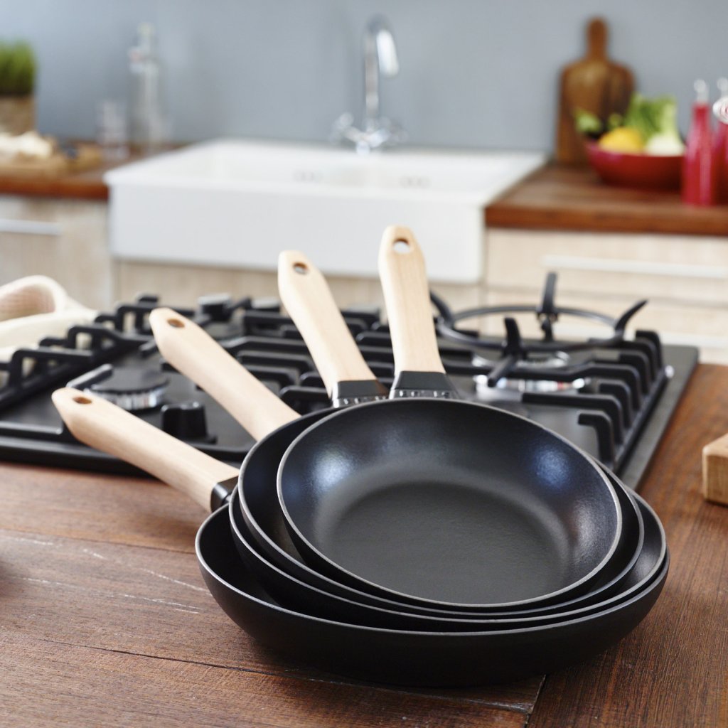 Staub Stekpanna 20 cm, trähandtag, gjutjärn