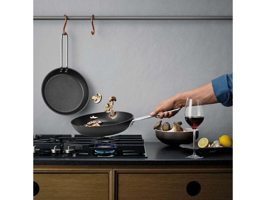 Eva Solo Non-stick stekpanna PROFESSIONAL 24 cm, handtag i rostfritt stål