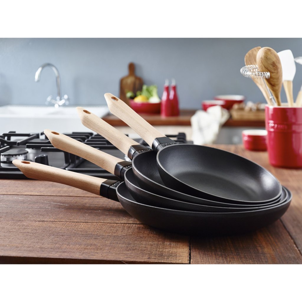 Staub Stekpanna 24 cm, trähandtag, gjutjärn