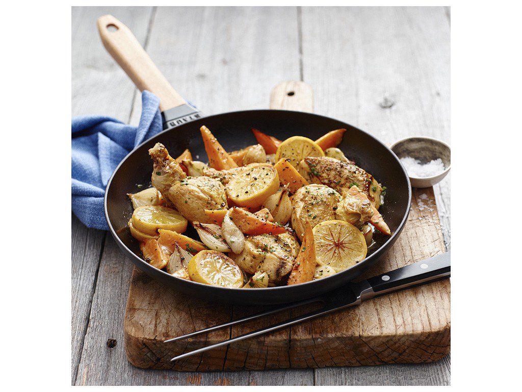 Staub Stekpanna 24 cm, trähandtag, gjutjärn