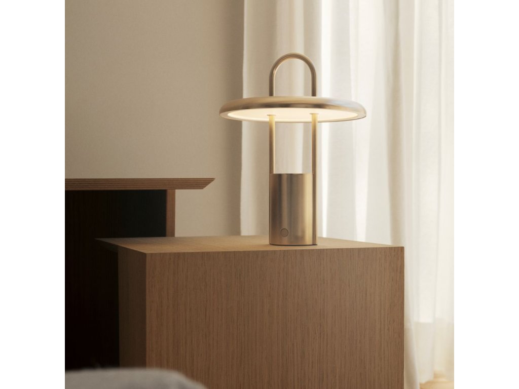 Stelton Bärbar bordslampa PIER 25 cm, LED, mässing
