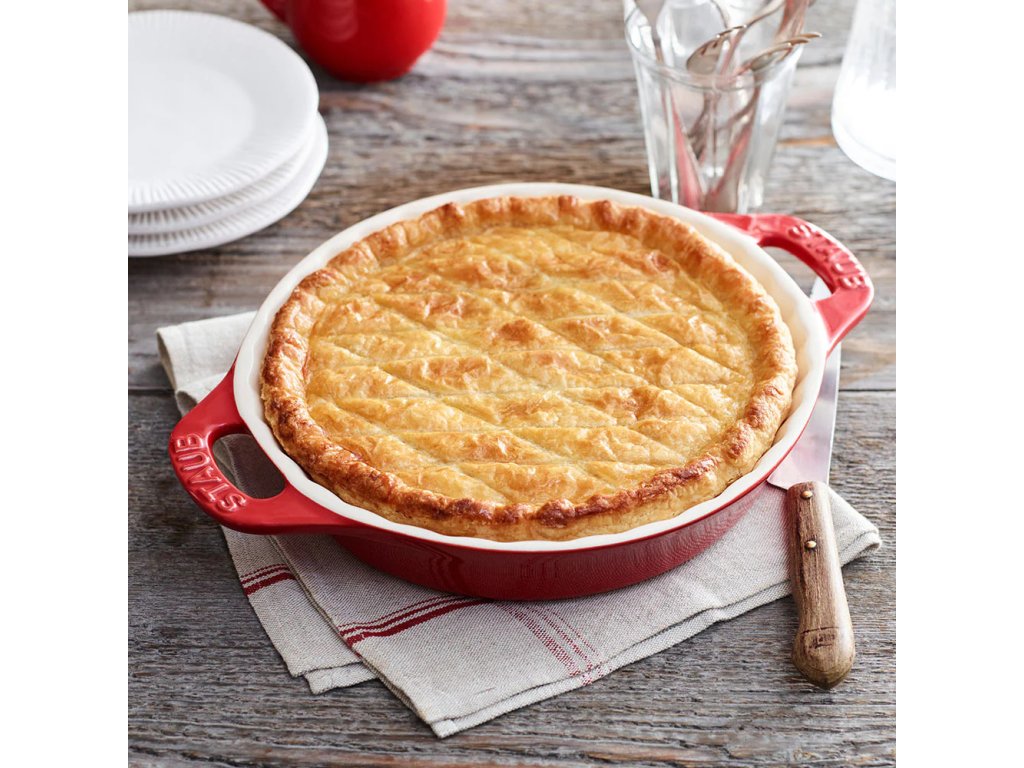 Staub Pajform 28 cm, röd, keramik