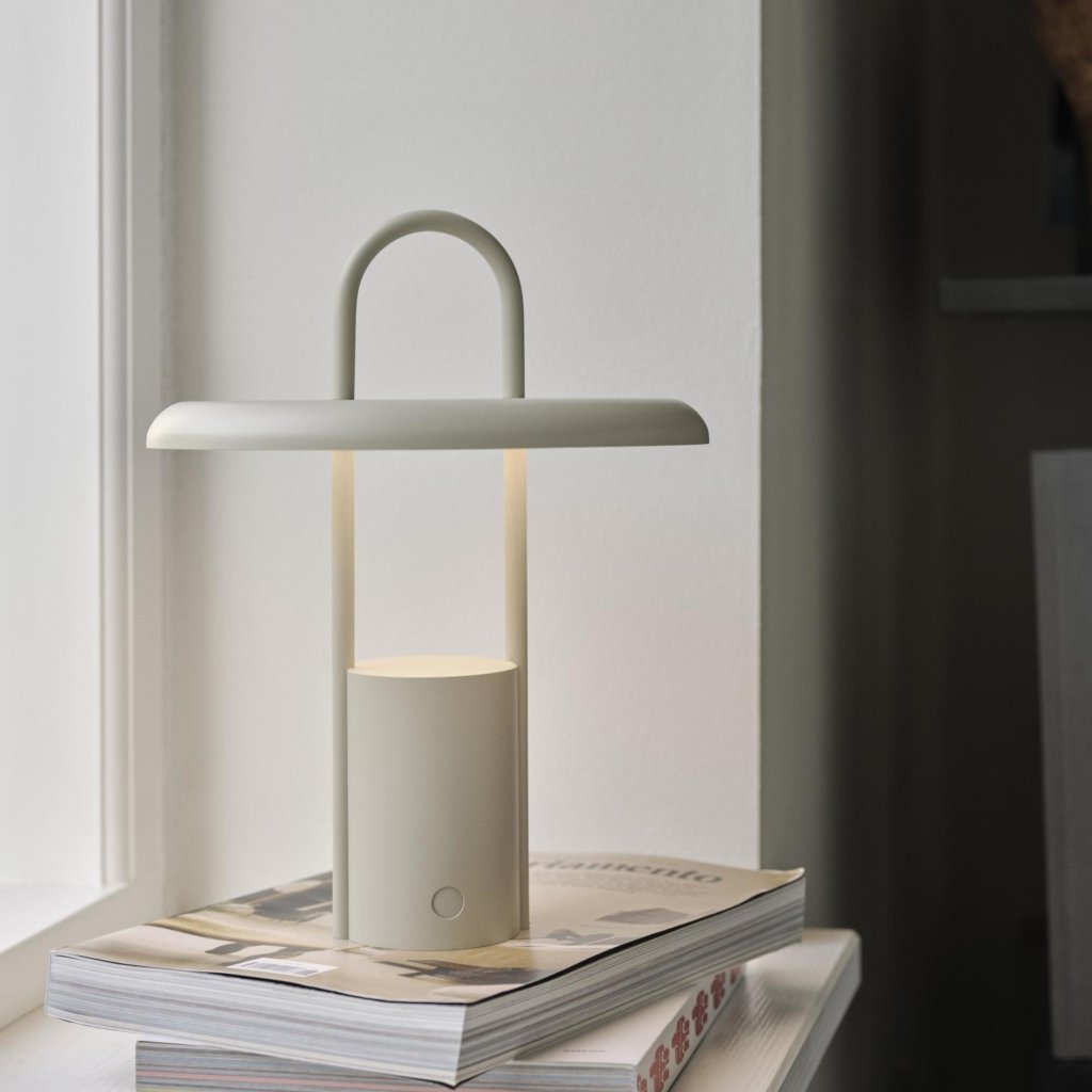 Stelton Bärbar bordslampa PIER 33 cm, LED, sand