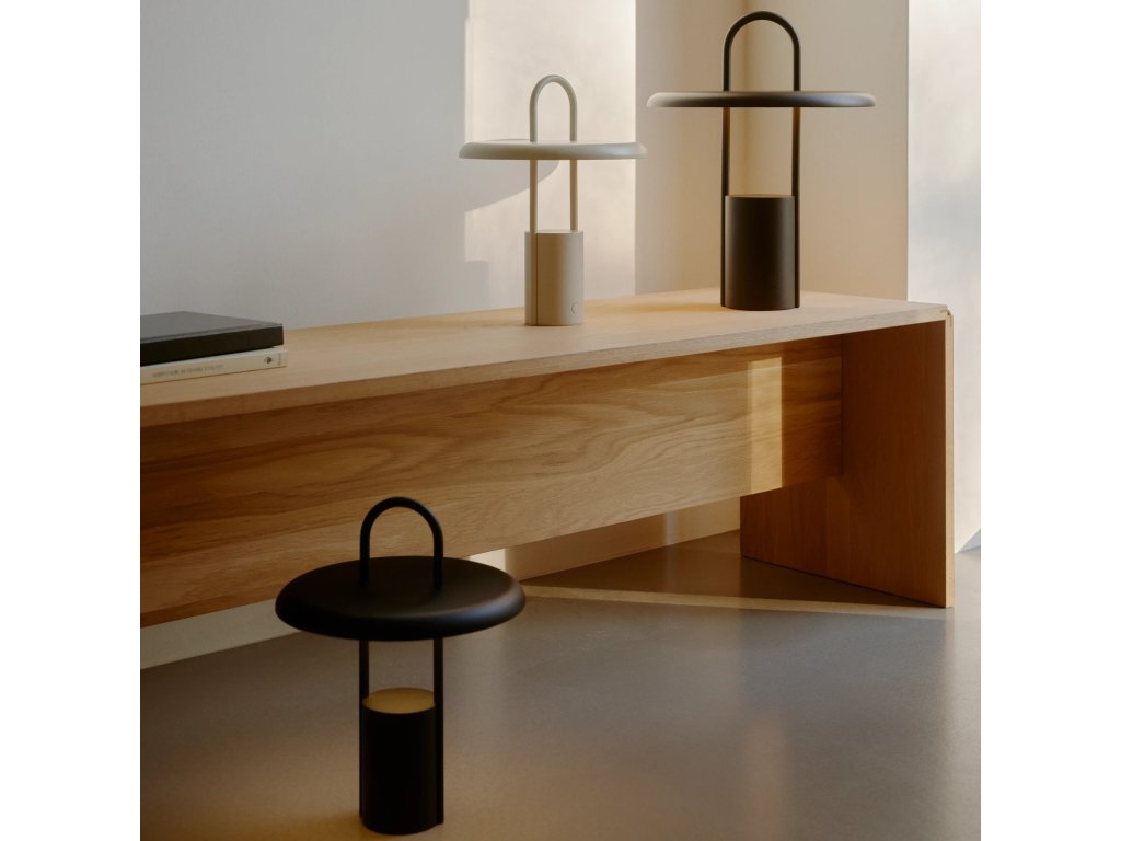 Stelton Bärbar bordslampa PIER 33 cm, LED, svart